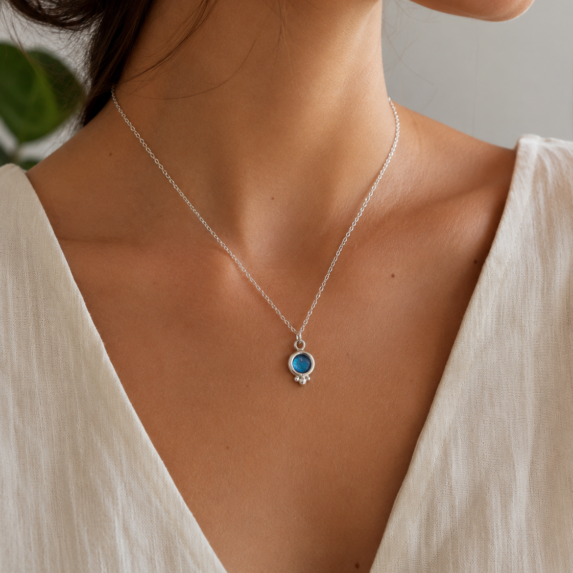 foto  detalle de modelo con colgante bubble azul de plata de ley y esmalte puesto sobre el cuello